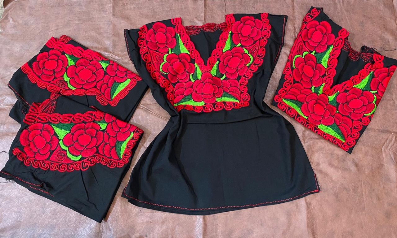 Blusa Bordada Rosas Rojas